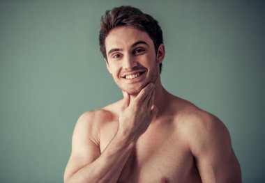 Yakışıklı genç adam. 