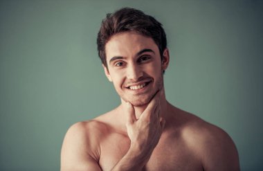 Yakışıklı genç adam. 