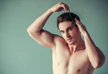 Yakışıklı genç adam. 