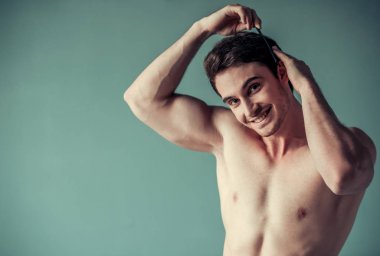 Yakışıklı genç adam. 