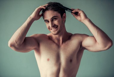 Yakışıklı genç adam. 