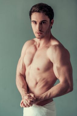 Yakışıklı genç adam. 