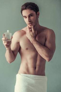 Yakışıklı genç adam. 