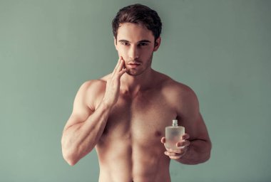 Yakışıklı genç adam. 