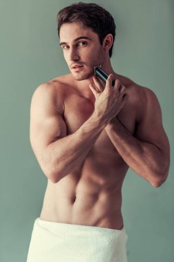 Yakışıklı genç adam. 