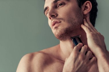 Yakışıklı genç adam. 