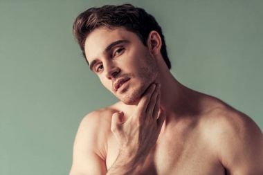 Yakışıklı genç adam. 