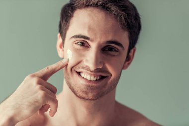 Yakışıklı genç adam. 