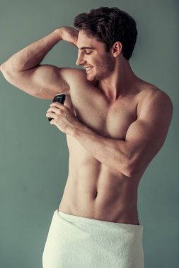 Yakışıklı genç adam. 