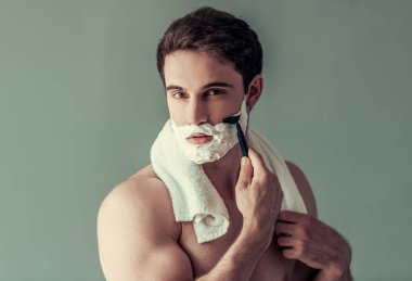 Yakışıklı genç adam. 