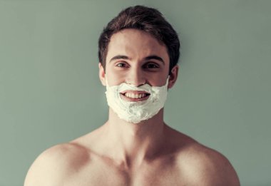 Yakışıklı genç adam. 