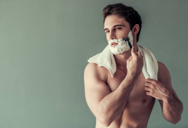 Yakışıklı genç adam. 