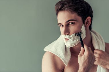 Yakışıklı genç adam. 