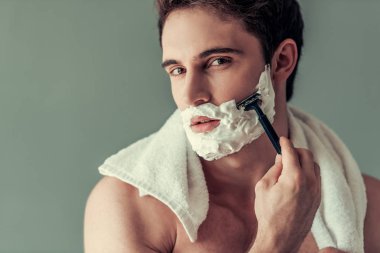 Yakışıklı genç adam. 