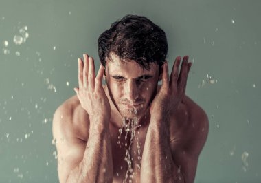 Yakışıklı genç adam. 