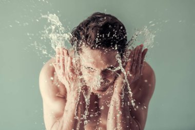 Yakışıklı genç adam. 