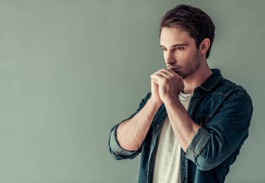 Yakışıklı genç adam. 