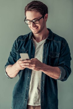 Yakışıklı olan ile becerikli alet