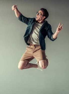 Yakışıklı olan ile becerikli alet