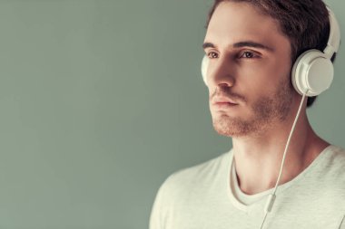 Yakışıklı olan ile becerikli alet