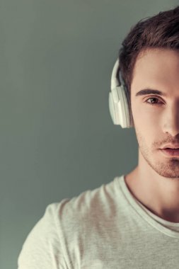 Yakışıklı olan ile becerikli alet