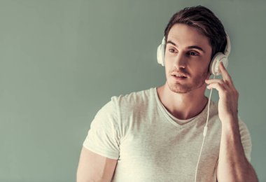 Yakışıklı olan ile becerikli alet