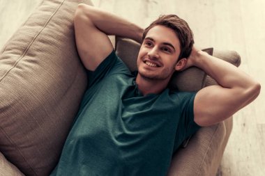 yakışıklı olan evde