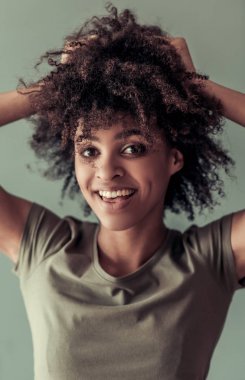 Güzel Afro Amerikan kız