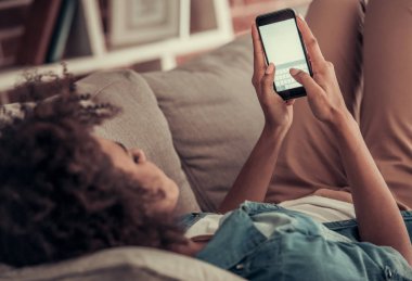 Güzel Afro Amerikan kız evde