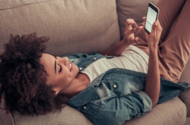 Güzel Afro Amerikan kız evde