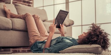 Güzel Afro Amerikan kız evde