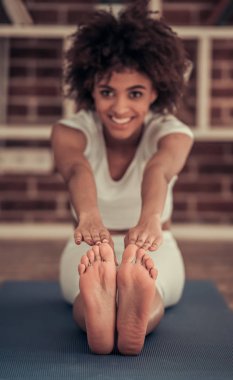 Yoga yaparken Afro Amerikan kız