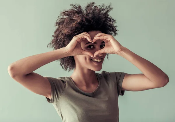 Schöne afroamerikanische Mädchen — Stockfoto