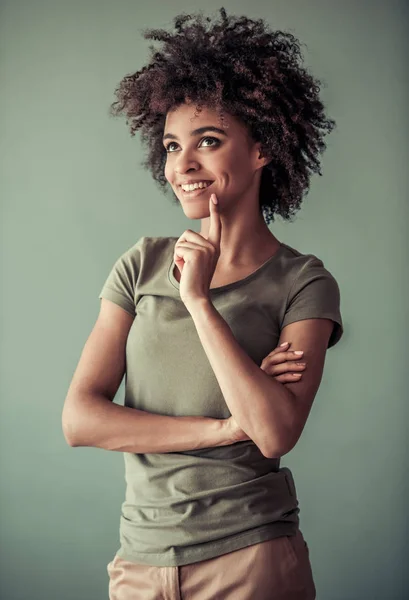 Menina afro-americana bonita — Fotografia de Stock