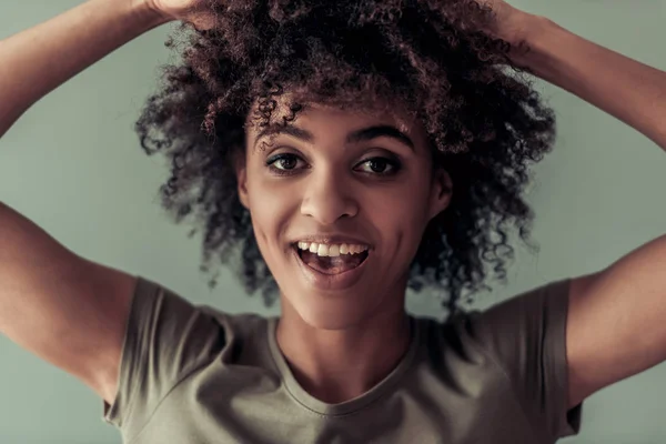 Menina afro-americana bonita — Fotografia de Stock