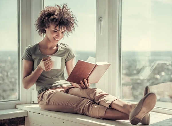 Belle fille afro-américaine à la maison — Photo