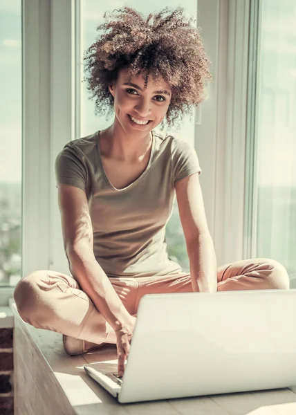 Bella ragazza afro americana a casa — Foto Stock