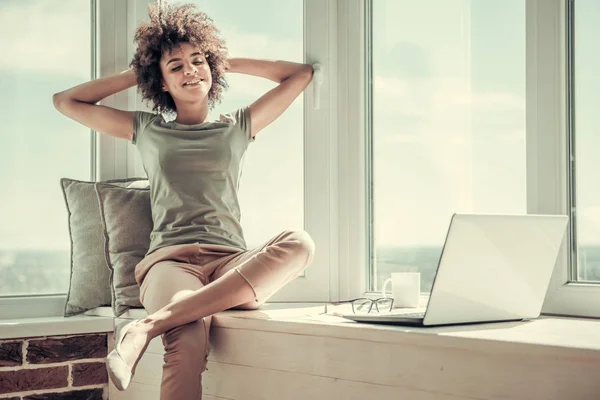 Belle fille afro-américaine à la maison — Photo