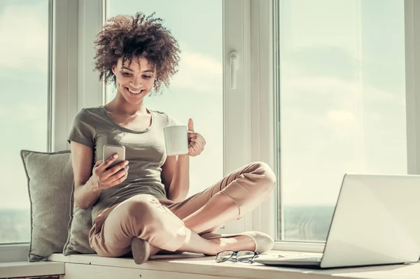 Belle fille afro-américaine à la maison — Photo