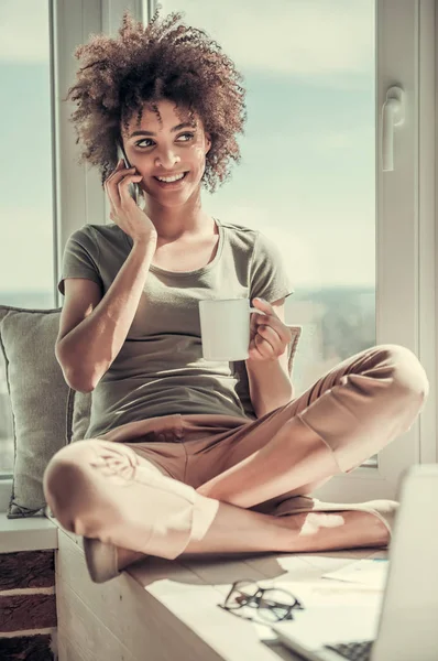 Belle fille afro-américaine à la maison — Photo