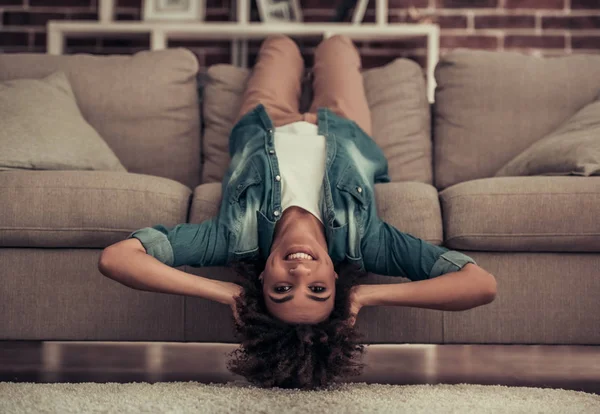 Mooi Afro Amerikaans meisje thuis — Stockfoto