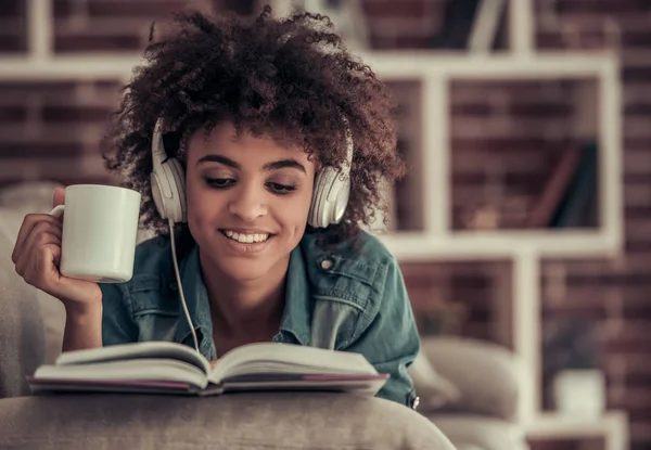 Belle fille afro-américaine à la maison — Photo