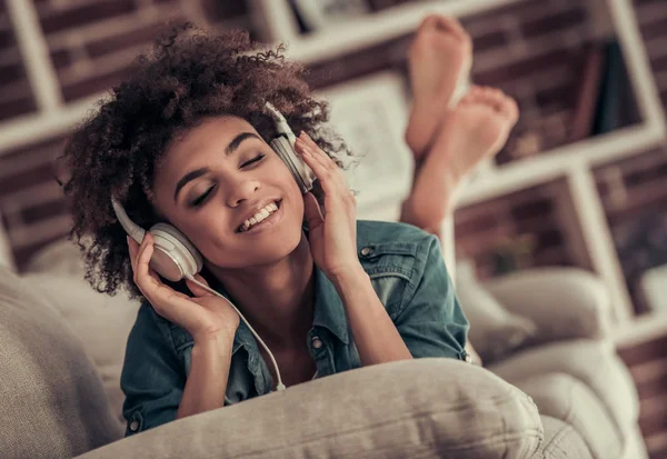 Bella ragazza afro americana a casa — Foto Stock