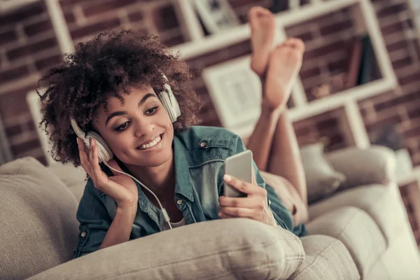 Bella ragazza afro americana a casa — Foto Stock