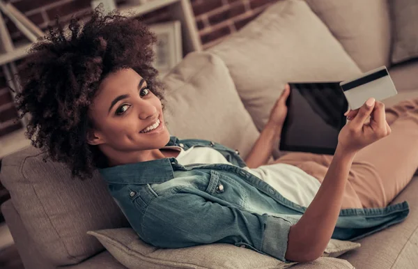 Belle fille afro-américaine à la maison — Photo