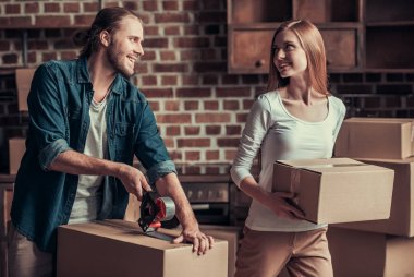 Genç çift hareketli