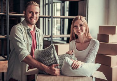 Genç çift hareketli