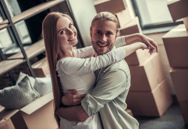 Genç çift hareketli