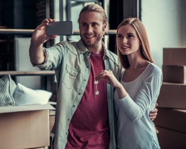 Genç çift hareketli