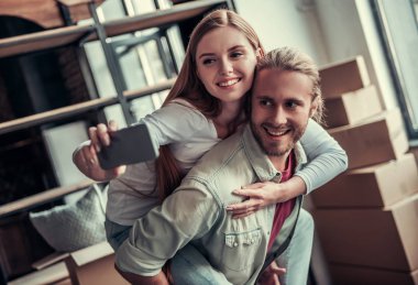 Genç çift hareketli